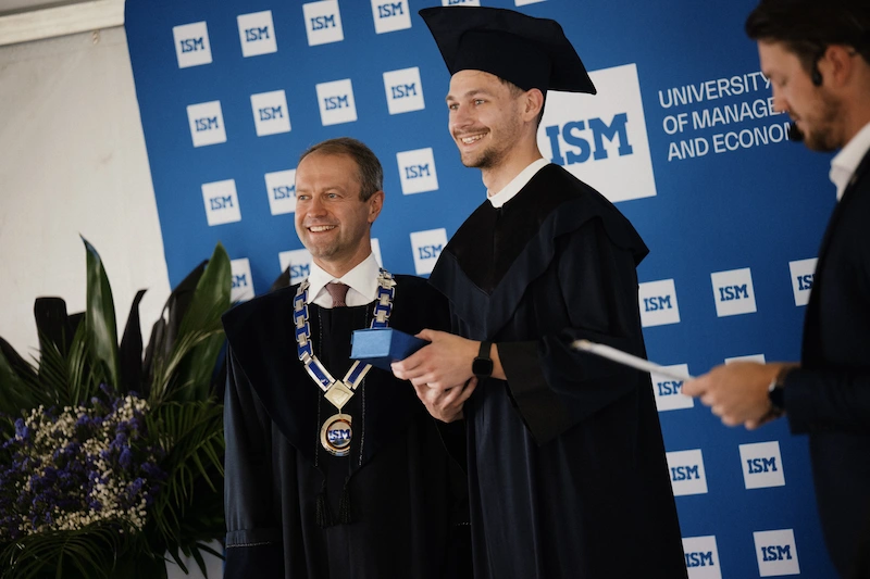ISM rektorius iškilmingai įteikia apdovanojimą