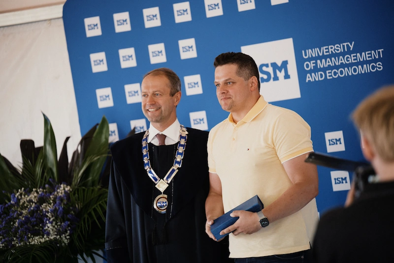 ISM rektorius iškilmingai įteikia apdovanojimą