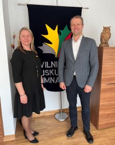 Vilniaus Tuskulėnų gimnazijos direktorė Daiva Pilukienė ir Dr. D. Misiūnas