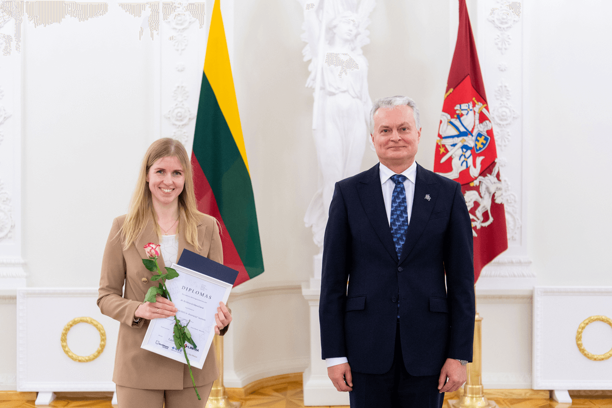 Geriausios 2021 m. disertacijos autorę dr. Kristiną Griškevičienę sveikina LR Prezidentas Gitanas Nausėda.